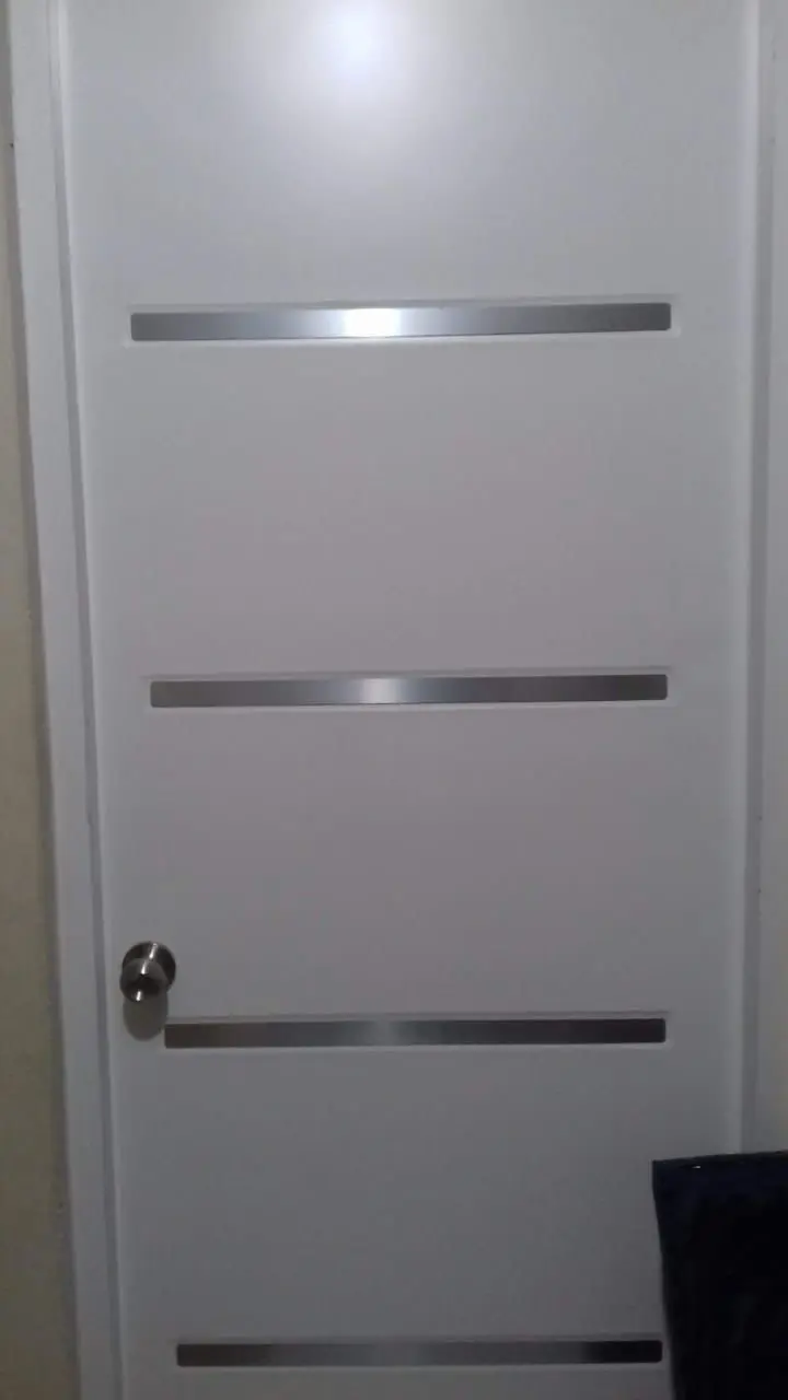 Instalación de puertas — Grupo Industrial RobMat, Zona Este