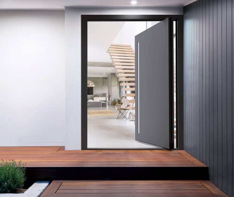 Puertas pivotantes — Grupo Industrial RobMat, Zona Este