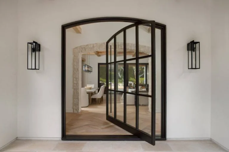 Puertas pivotantes — Grupo Industrial RobMat, Zona Este