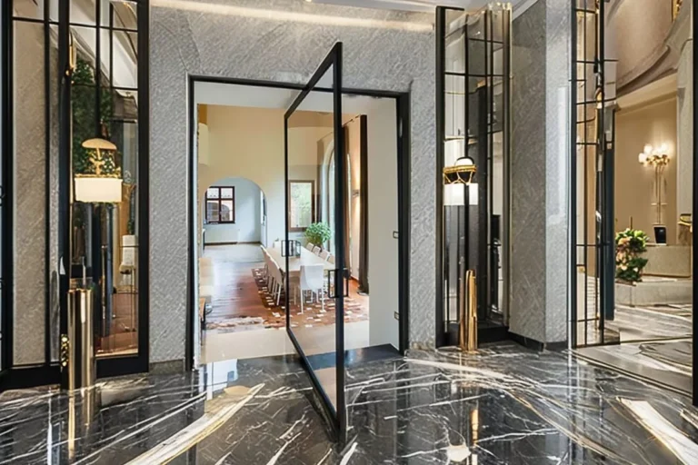 Puertas pivotantes — Grupo Industrial RobMat, Zona Este