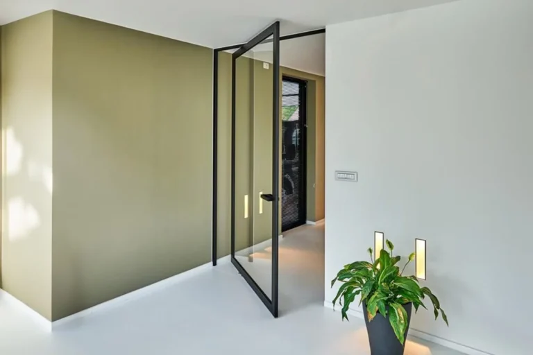 Puertas pivotantes — Grupo Industrial RobMat, Zona Este