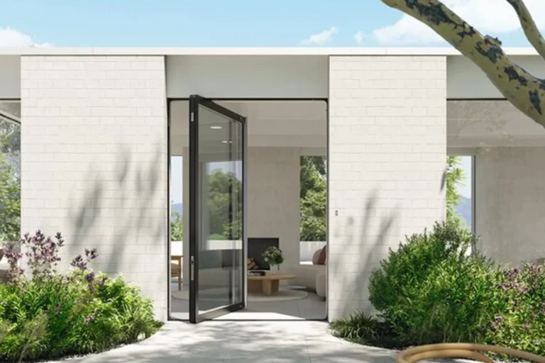 Puertas pivotantes — Grupo Industrial RobMat, Zona Este