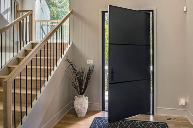 Puertas pivotantes — Grupo Industrial RobMat, Zona Este
