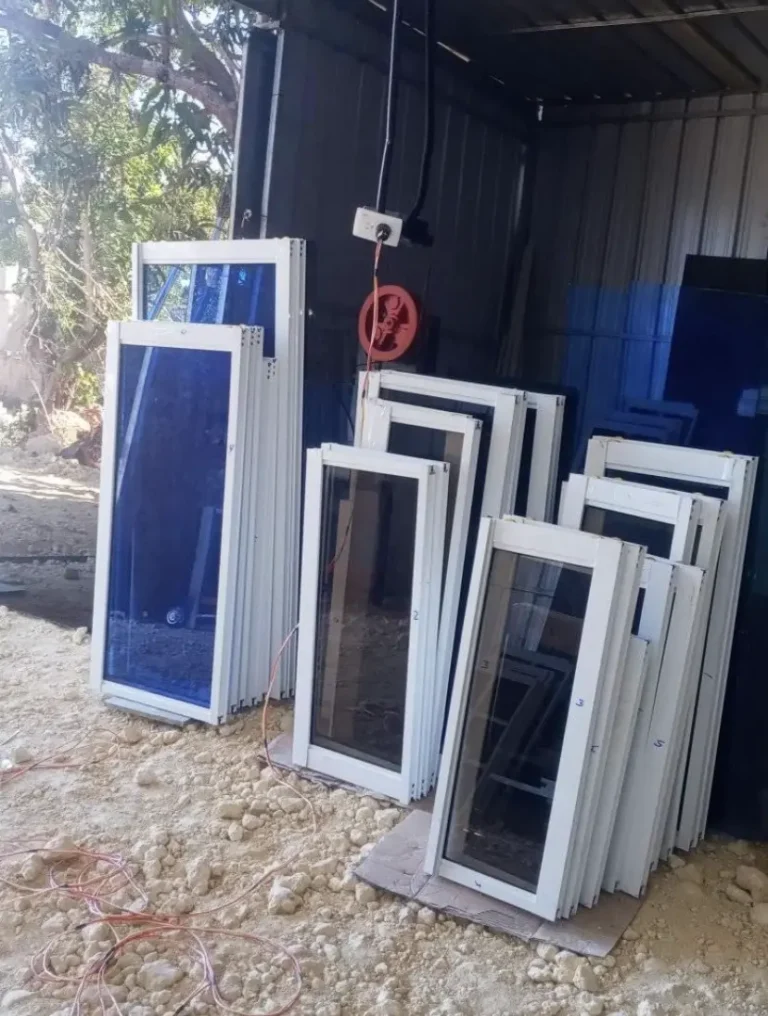 Instalación de ventanas — Grupo Industrial RobMat, Zona Este