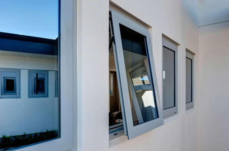 Ventanas tipo toldo — Grupo Industrial RobMat, Zona Este